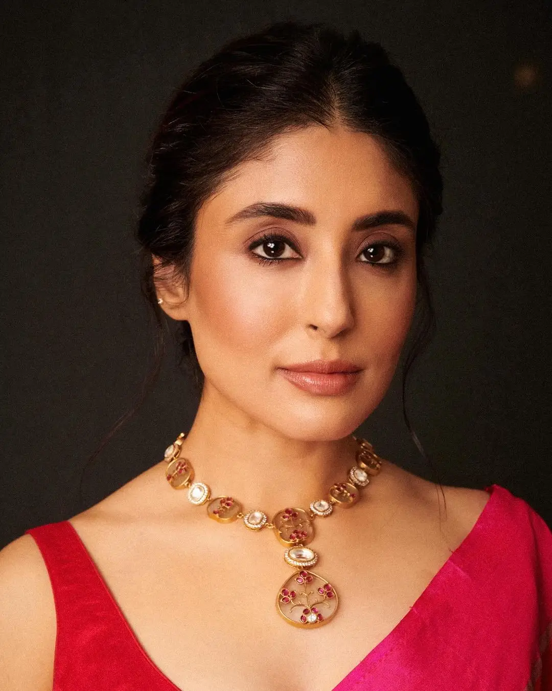 indian actress kritika kamra in red color saree sleeveless blouse
